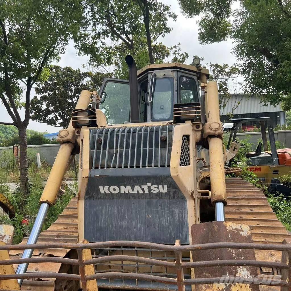 Komatsu D 65 P-12 Pásové dozéry