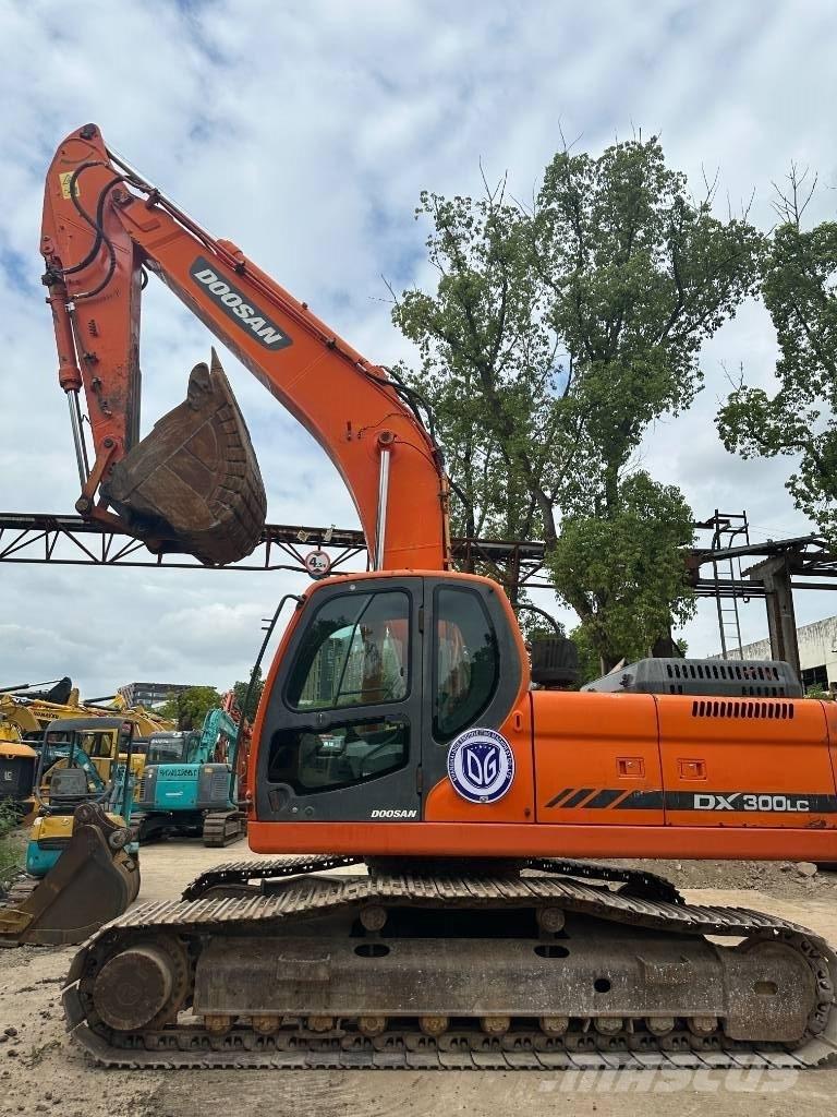 Doosan DX300 Pásové rýpadlá