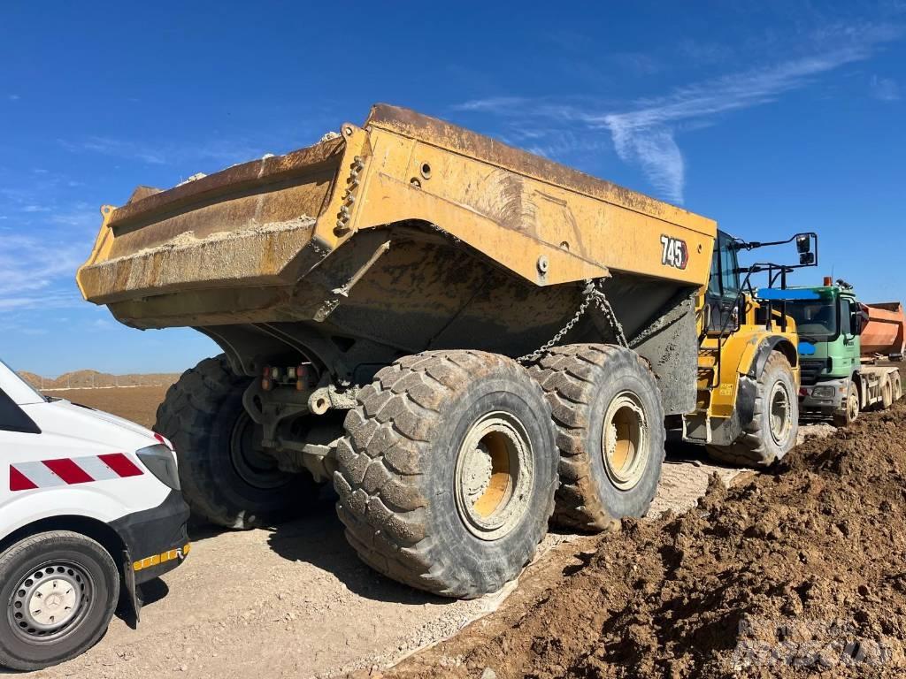 CAT 745 Kĺbové nákladné autá