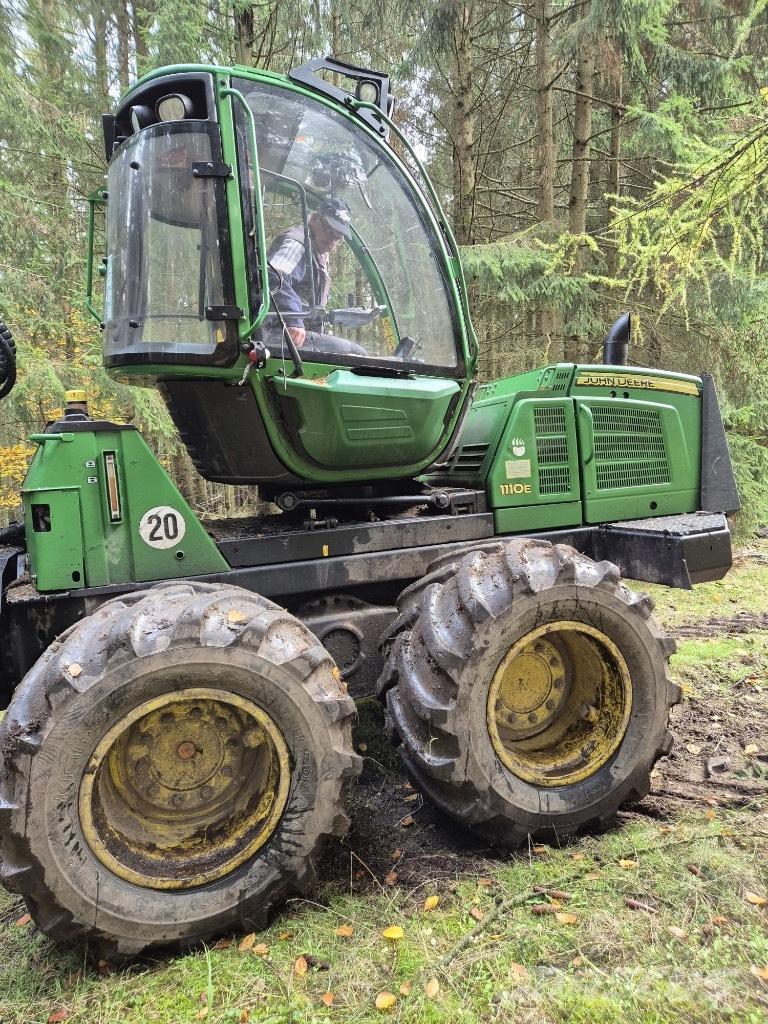 John Deere 1110 E Lesné traktory