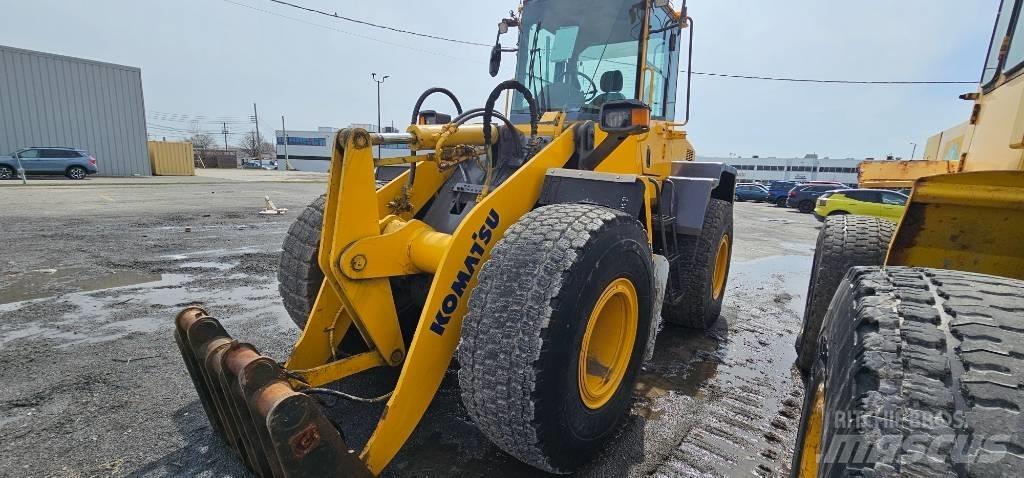 Komatsu WA 200 Kolesové nakladače