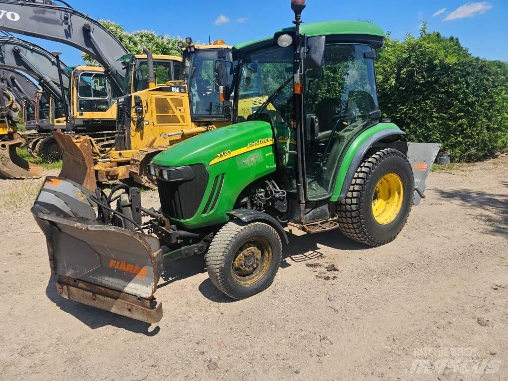 John Deere 3720 Traktory