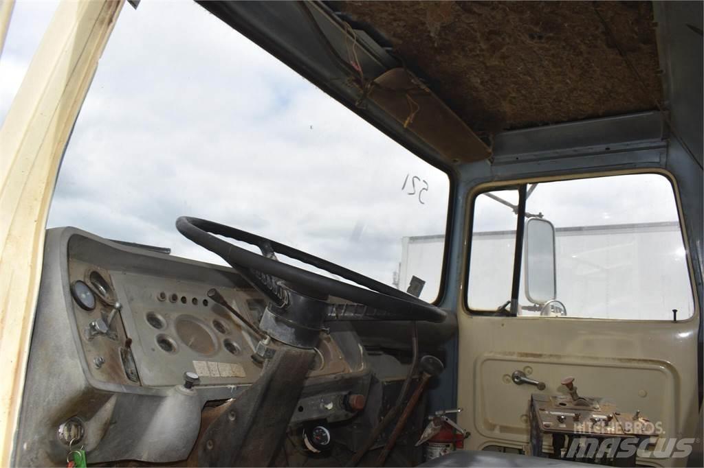 Ford L8000 Cisternové nákladné vozidlá