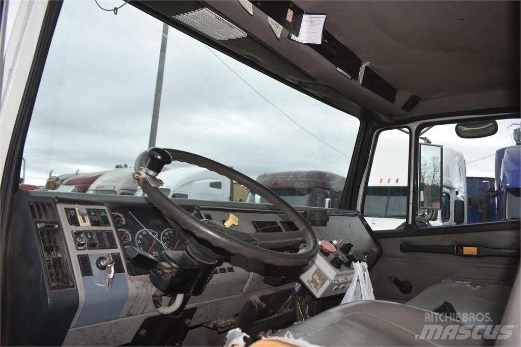 Freightliner FL70 Cisternové nákladné vozidlá