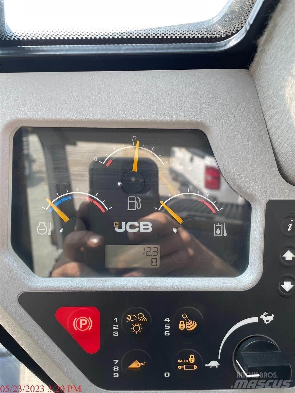 JCB 3TS-8W Šmykom riadené nakladače