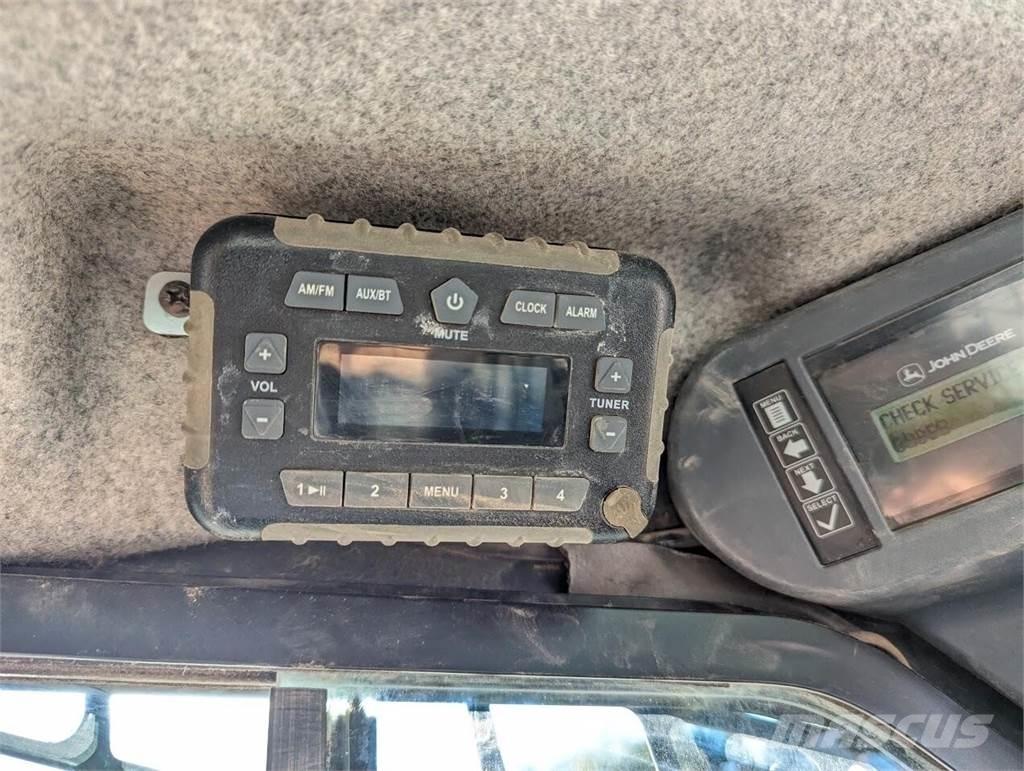 John Deere 325G Šmykom riadené nakladače