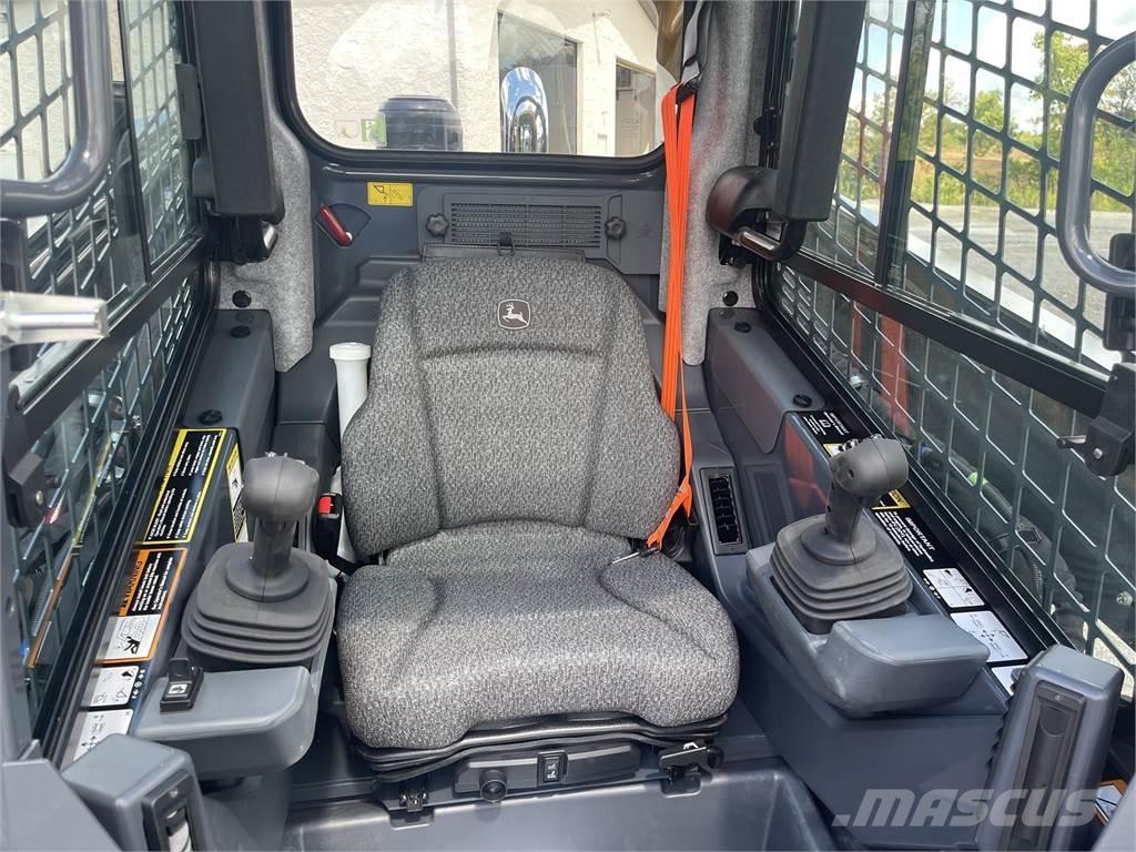 John Deere 333G Šmykom riadené nakladače