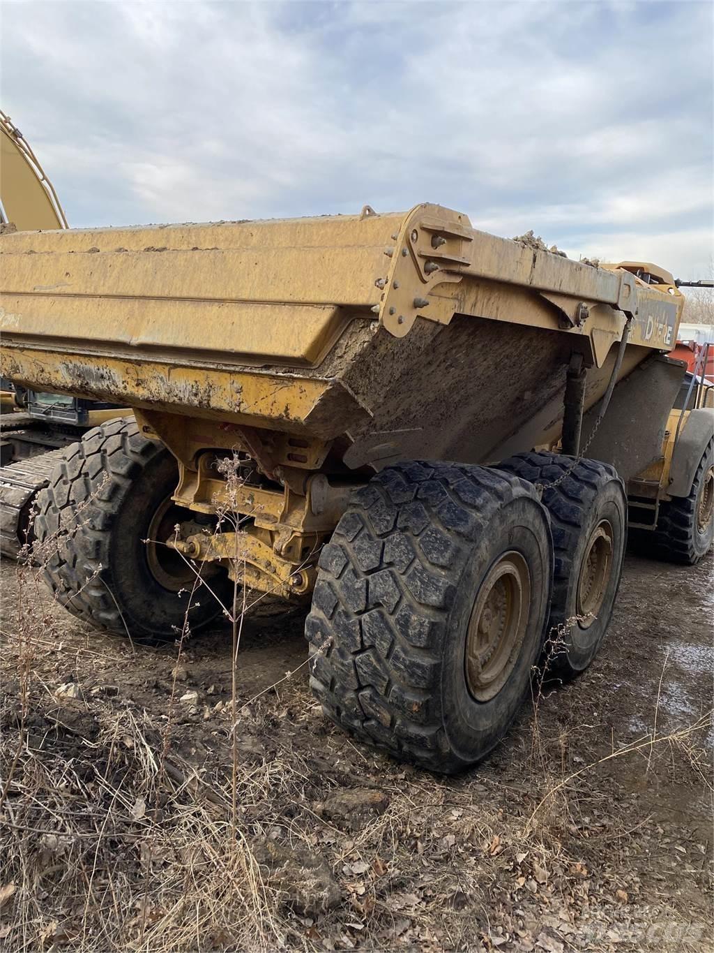 John Deere 410E Kĺbové nákladné autá