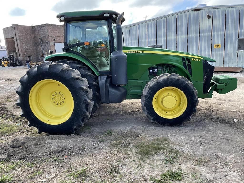John Deere 8235R Traktory