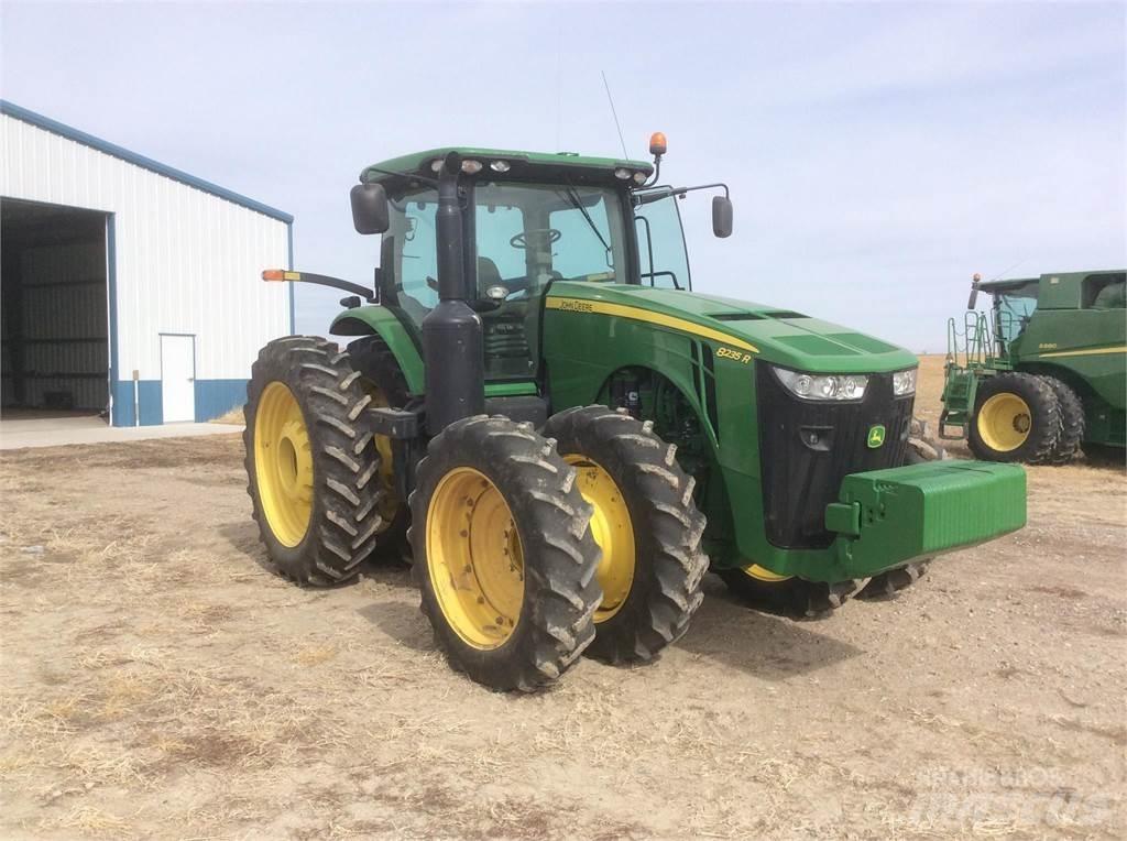 John Deere 8235R Traktory