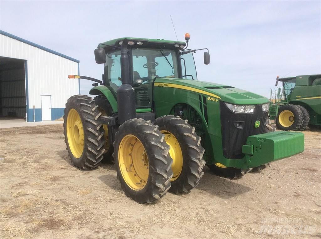 John Deere 8235R Traktory