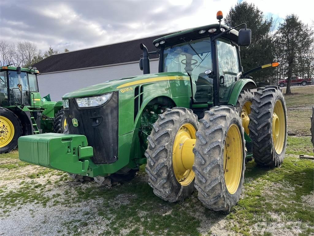 John Deere 8235R Traktory