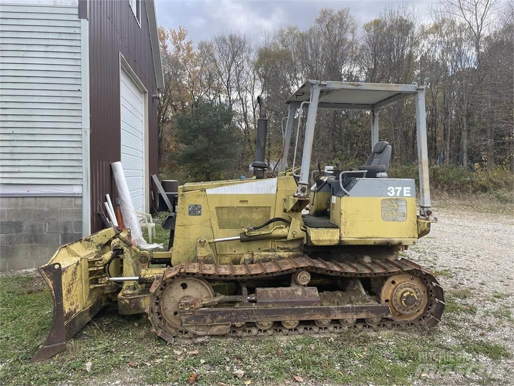 Komatsu D37E-5 Pásové dozéry
