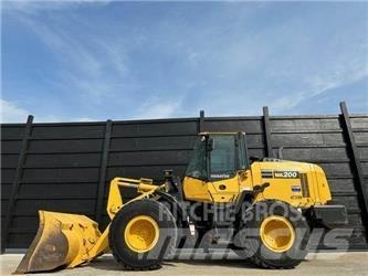 Komatsu WA200-8 Kolesové nakladače