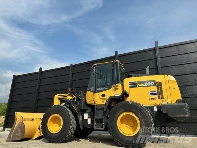 Komatsu WA200-8 Kolesové nakladače