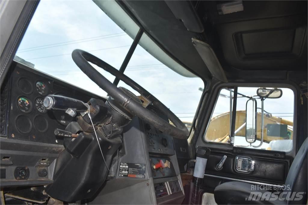 Mack CH613 Cisternové nákladné vozidlá