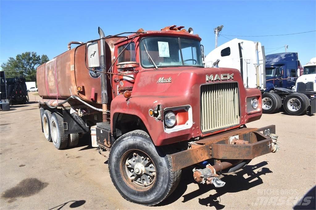 Mack DM685S Cisternové nákladné vozidlá