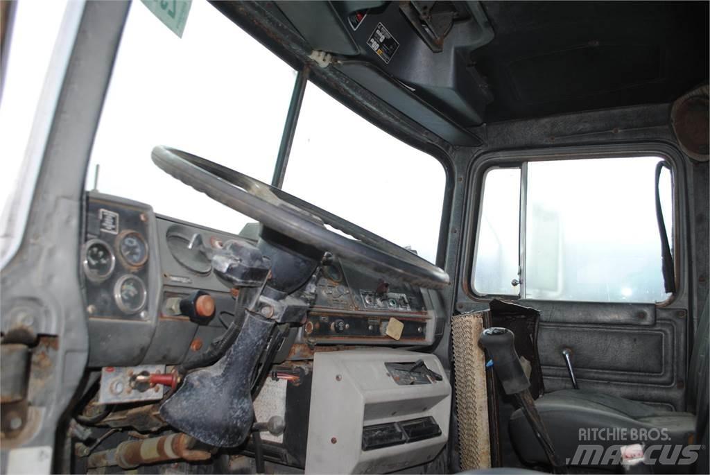 Mack DM690S Autožeriavy, hydraulické ruky