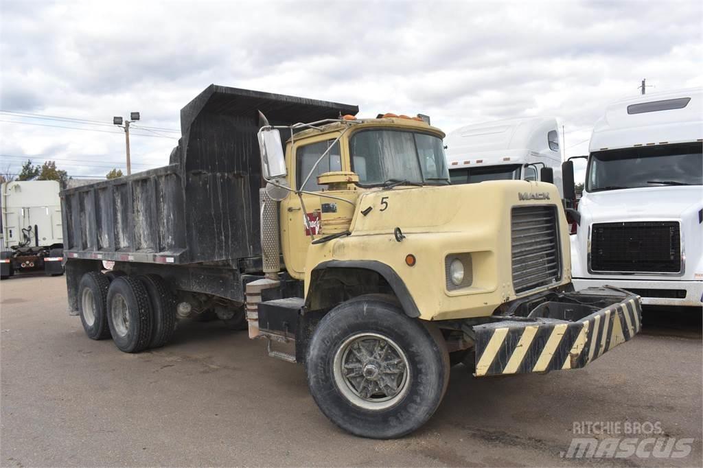 Mack DM690S Sklápače