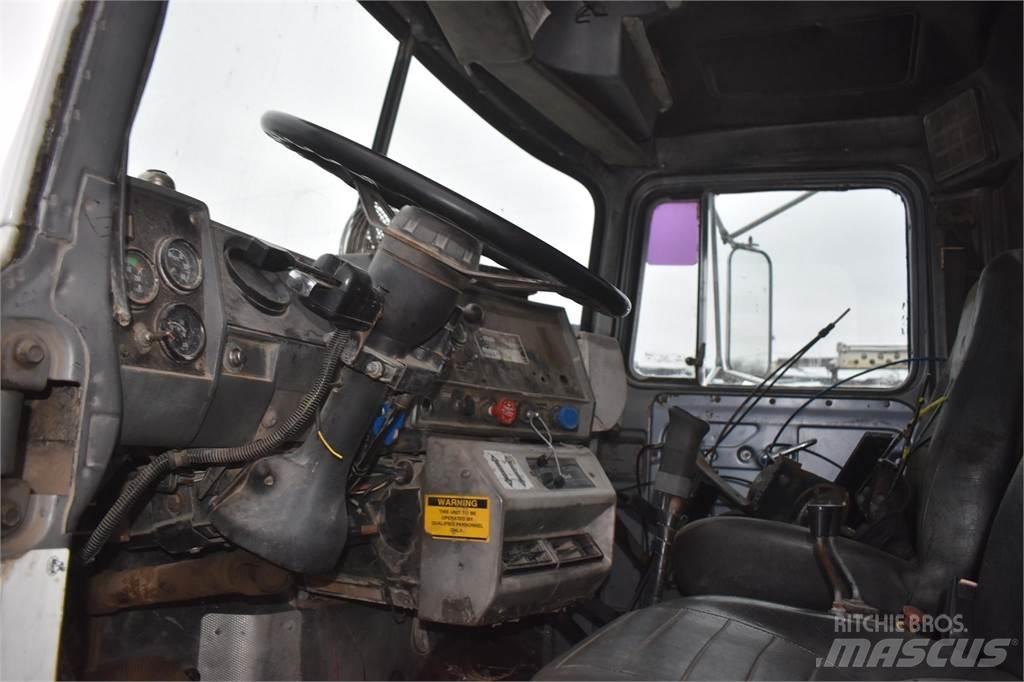 Mack RD688S Autožeriavy, hydraulické ruky