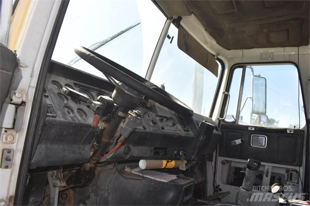White/GMC WG42 Sklápače