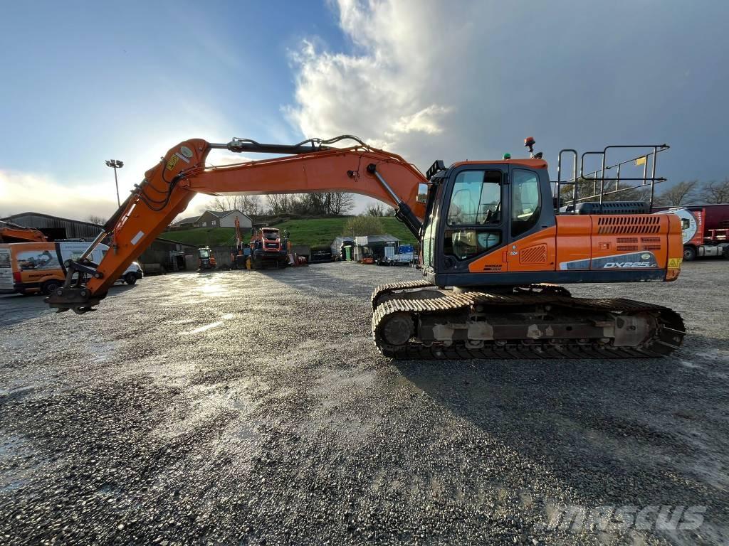 Doosan DX 225 Pásové rýpadlá