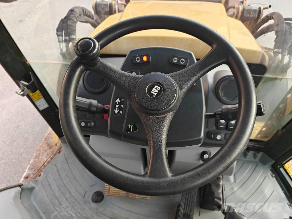 CAT 428 F Rýpadlo-nakladače