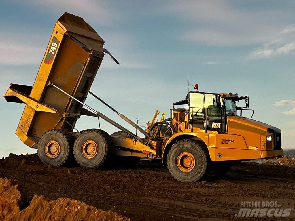 CAT 745 Kĺbové nákladné autá