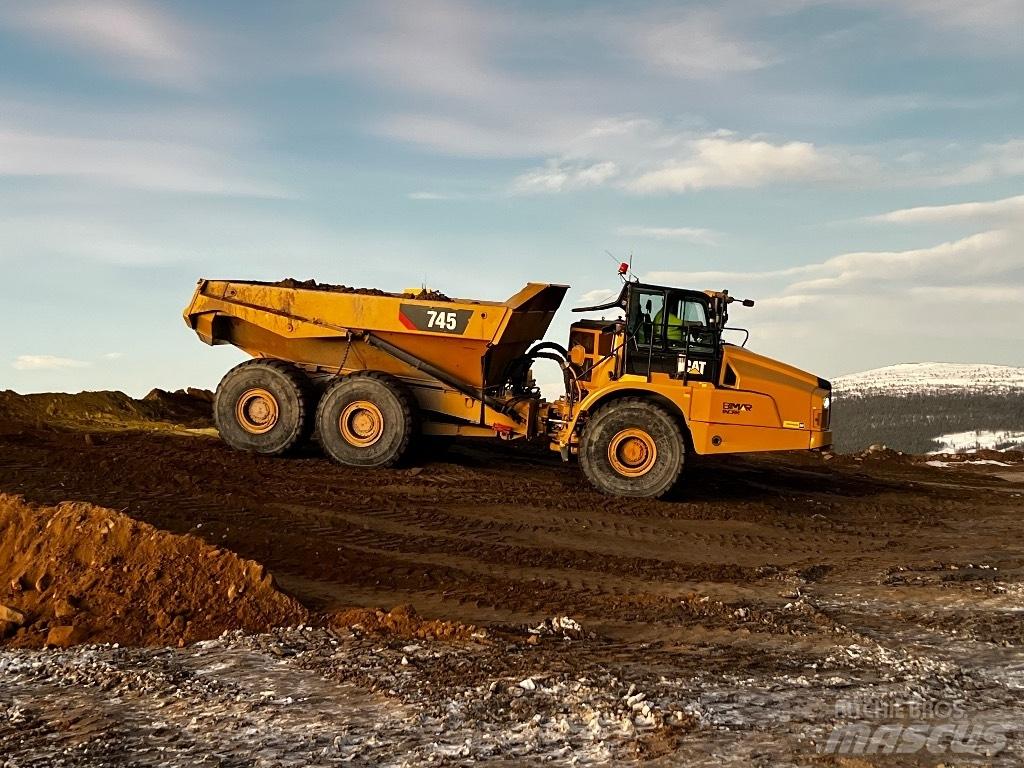 CAT 745 Kĺbové nákladné autá