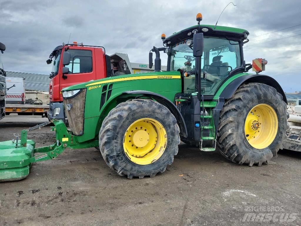 John Deere 8320 R Traktory