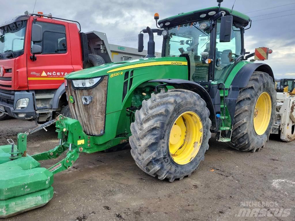 John Deere 8320 R Traktory