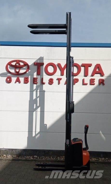 Toyota SWE120L Ručne vedené vysokozdvižné vozíky