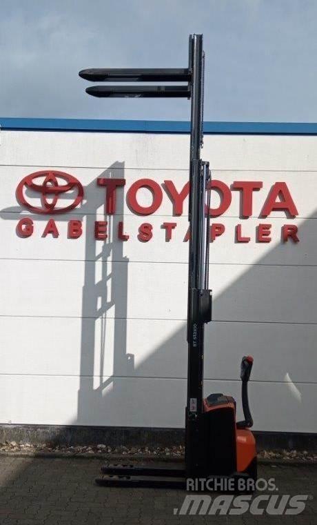 Toyota SWE120L Ručne vedené vysokozdvižné vozíky