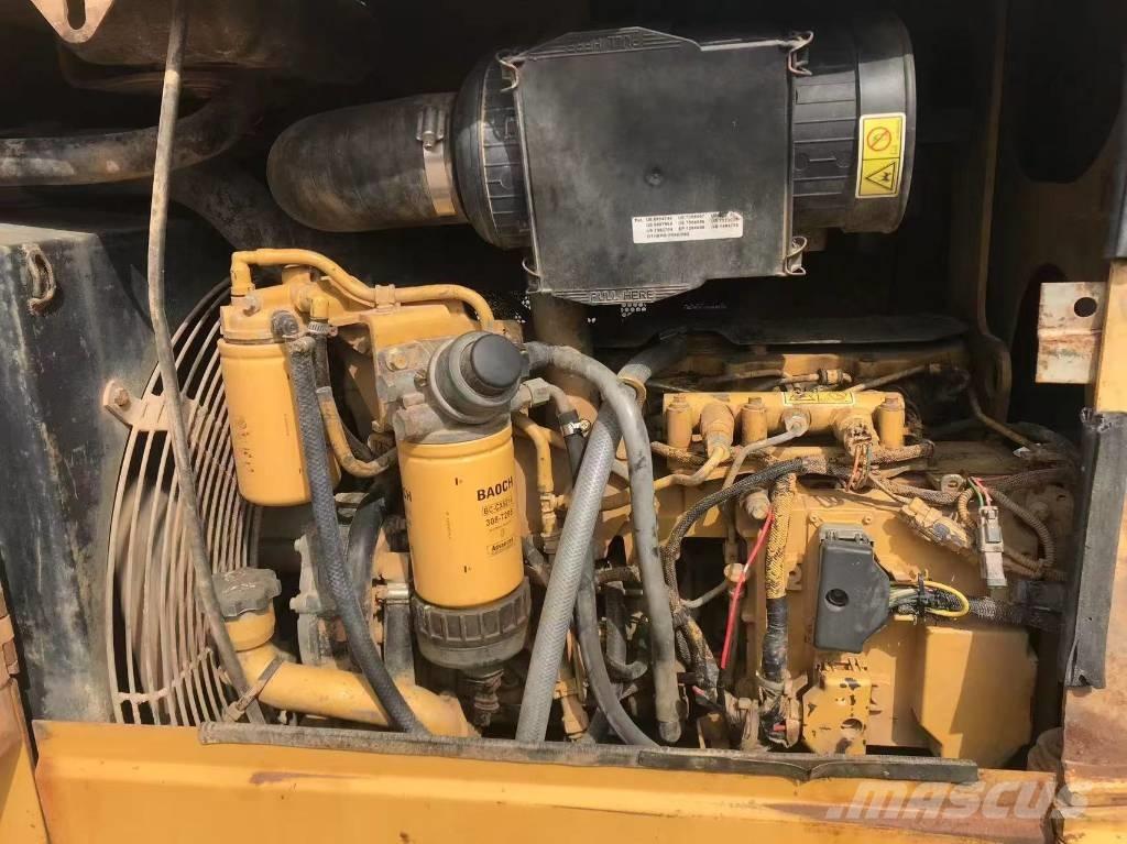CAT D 5 K Pásové dozéry