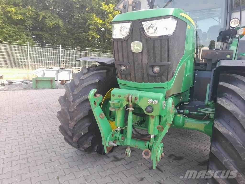 John Deere 6215R Traktory