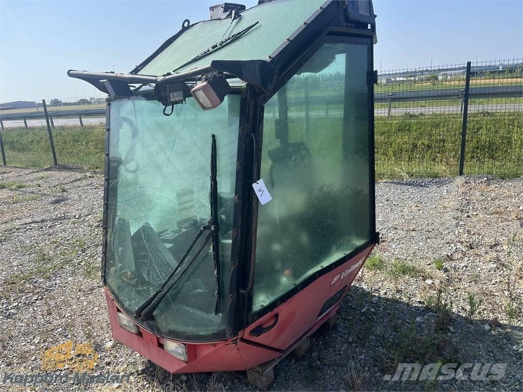 Valmet 911.1 Kabíny a interiér