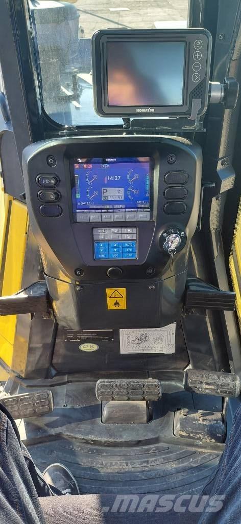 Komatsu D65EXi Pásové dozéry