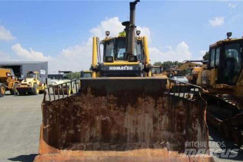 Komatsu D65 EX-16 Pásové dozéry