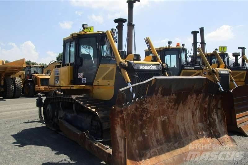Komatsu D65 EX-16 Pásové dozéry