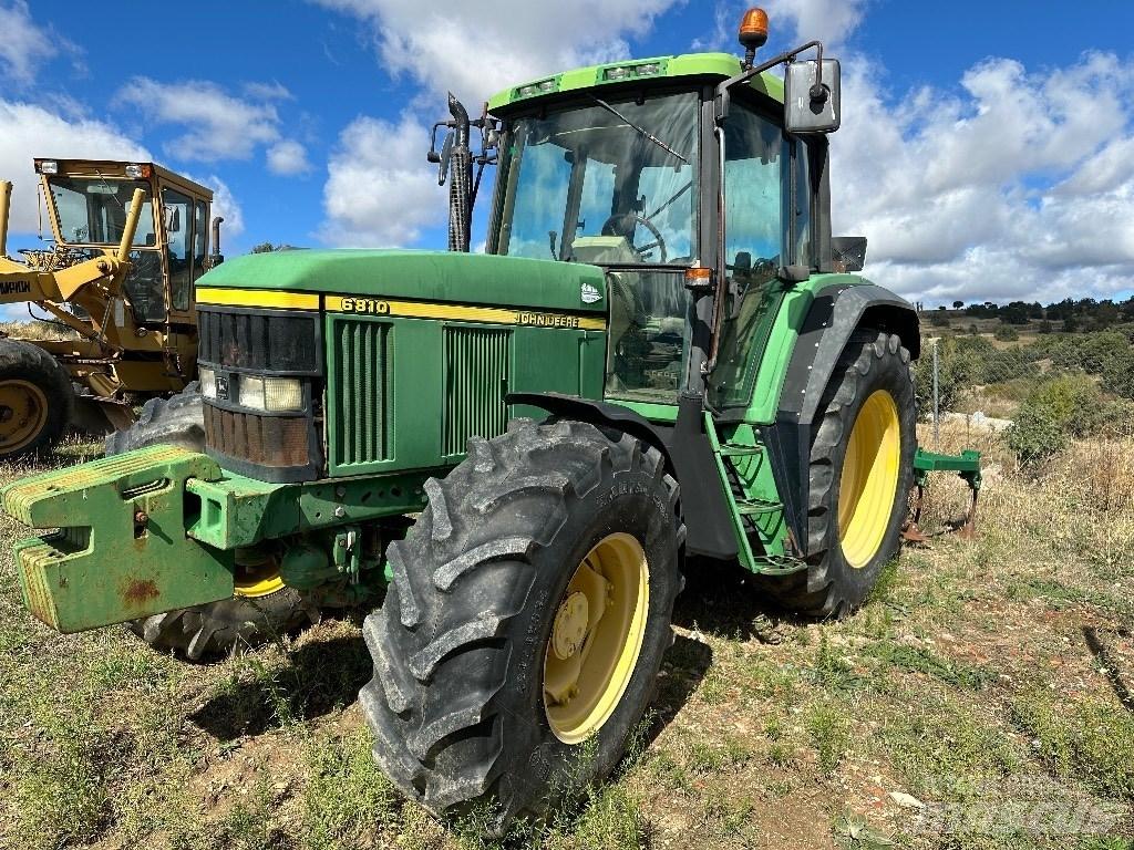 John Deere 6810 Traktory