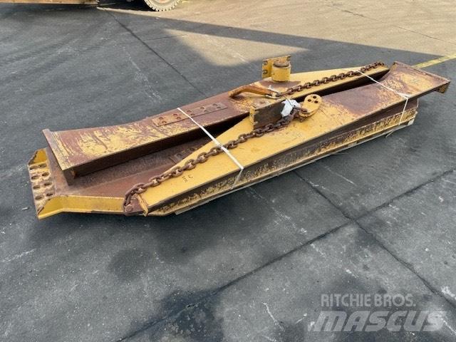 CAT 735 TAIL GATE Kĺbové nákladné autá