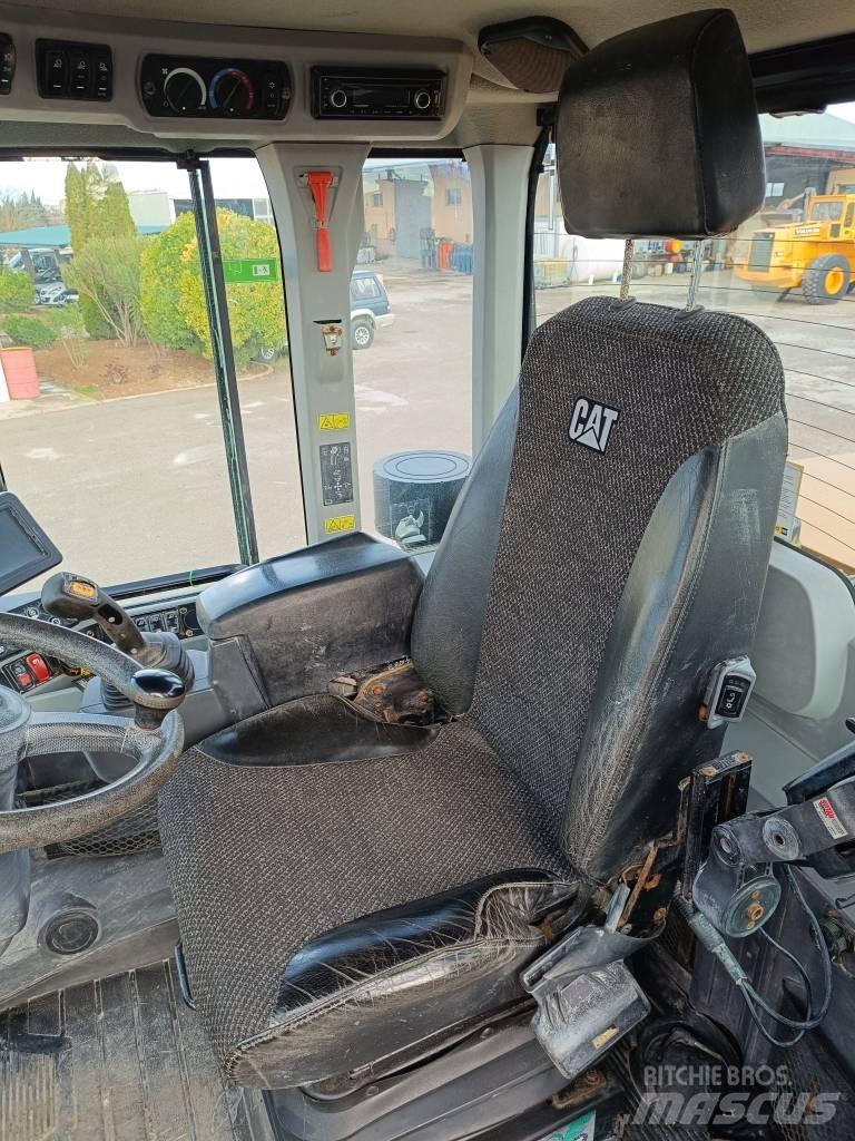 CAT 930M Kolesové nakladače