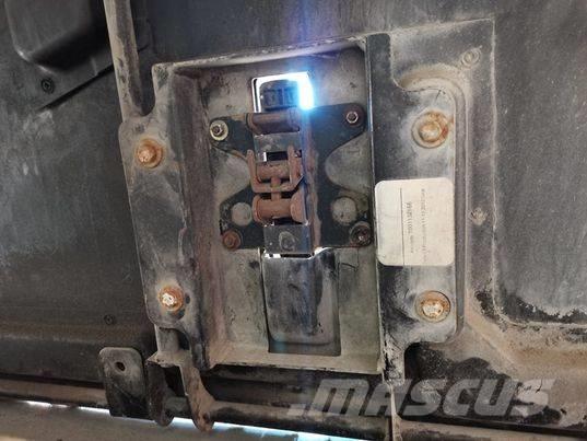 CAT TH 408 mask Kabíny a interiér