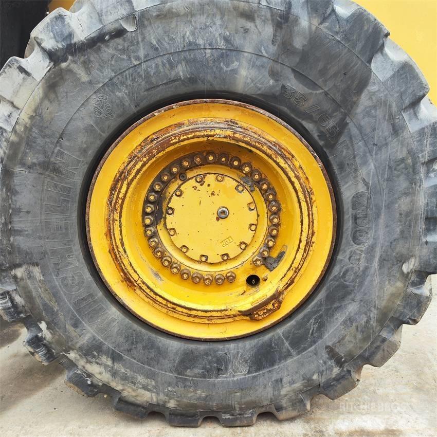Komatsu WA 600-6 Kolesové nakladače