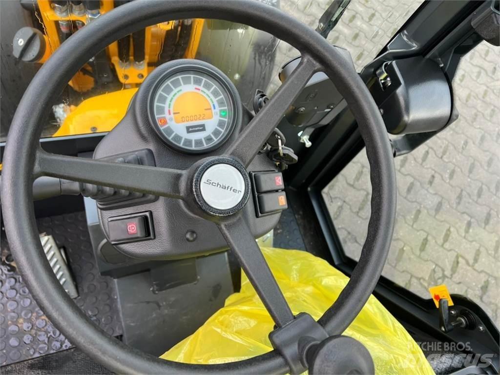 Schäffer 2430 Šmykom riadené nakladače