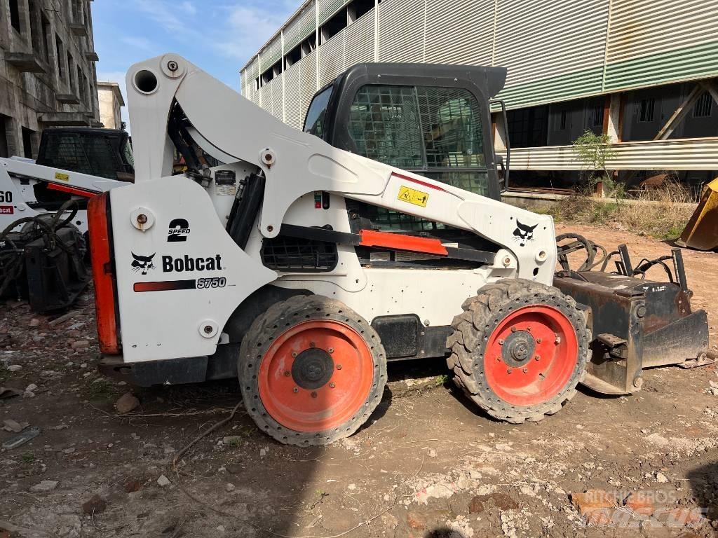 Bobcat S750 Šmykom riadené nakladače