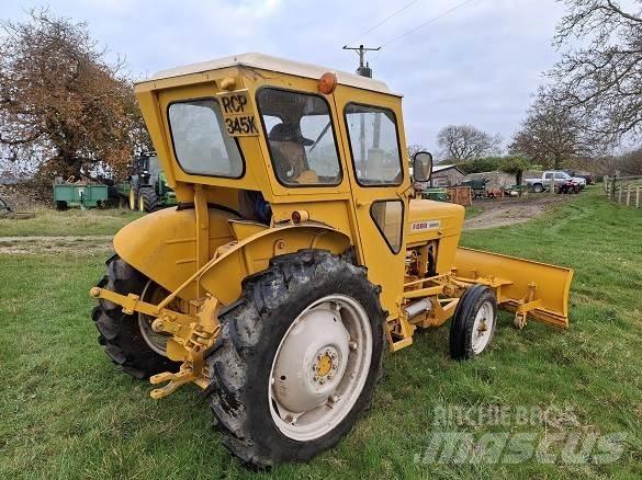 Ford 2000 TRACTOR Stavebníctvo - ostatné
