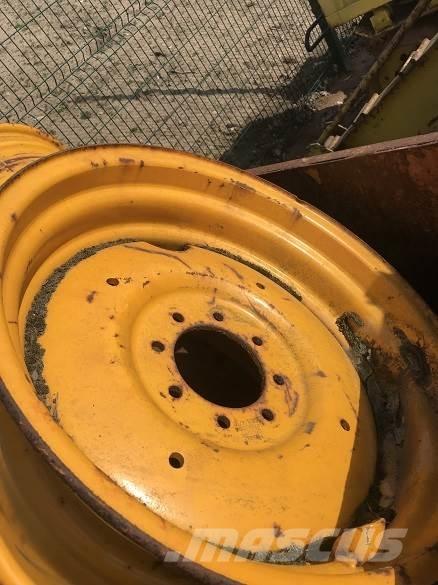  MASSEY REAR WHEEL Pneumatiky, kolesá a ráfiky