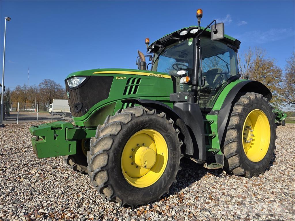John Deere 6210R Traktory