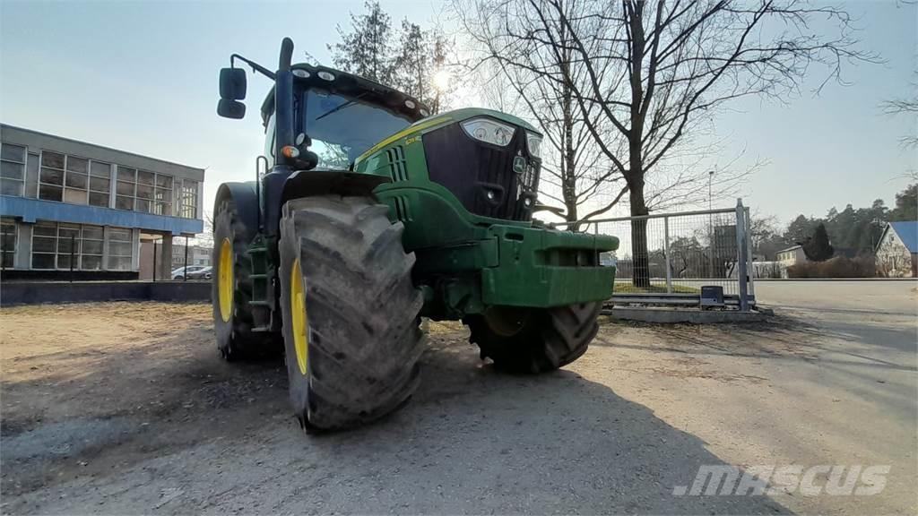 John Deere 6215R Traktory